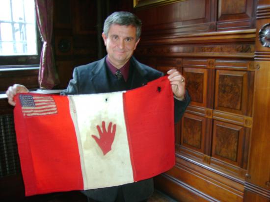 Chevalier  Henri Goybet : Tournage du film : The  Red Hand Flag au  Seventh Regiment Armory à New York 