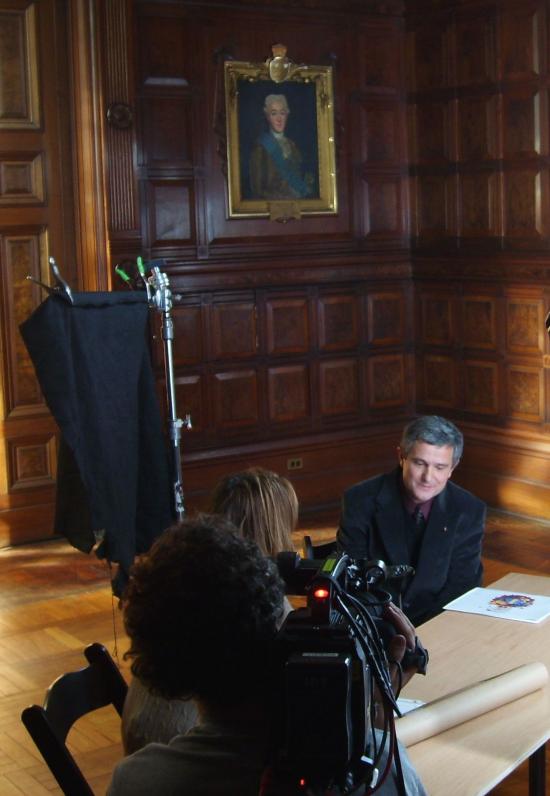 Tournage Red Hand Flag sous le portrait de La Fayette dans la