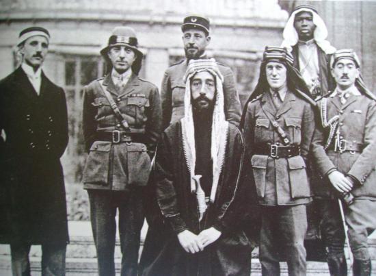 Conference de la paix 22 Janvier 1919 Faycal aux cotés de Lawrence